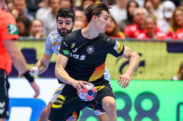 19 01 2026, Handball, Men s EHF EURO 2026, Germany Spain, Jyske Bank Boxing in Herning, Denmark, Preliminary Round Imanol Garciandia Alustiza Espania 18 in a duel against Miro Schluroff Germany 05 Denmark
