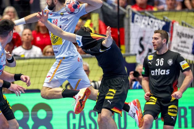 19 01 2026, Handball, Men s EHF EURO 2026, Germany Spain, Jyske Bank Boxen in Herning, Denmark, Preliminary Round Miro Schluroff Germany 05 gesticulating with his jersey over his head on the pitch Denmark