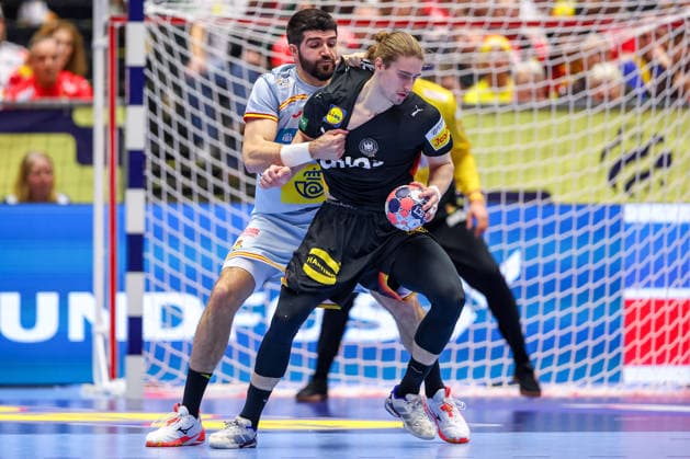 19 01 2026, Handball, Men s EHF EURO 2026, Germany Spain, Jyske Bank Boxing in Herning, Denmark, Preliminary Round Imanol Garciandia Alustiza Espania 18 in a duel against Juri Knorr Germany 15 Denmark