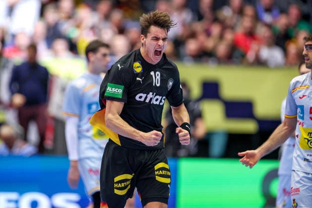 19 01 2026, Handball, Men s EHF EURO 2026, Germany Spain, Jyske Bank Boxing in Herning, Denmark, Preliminary Round Julian Köster Germany 18 cheering Denmark