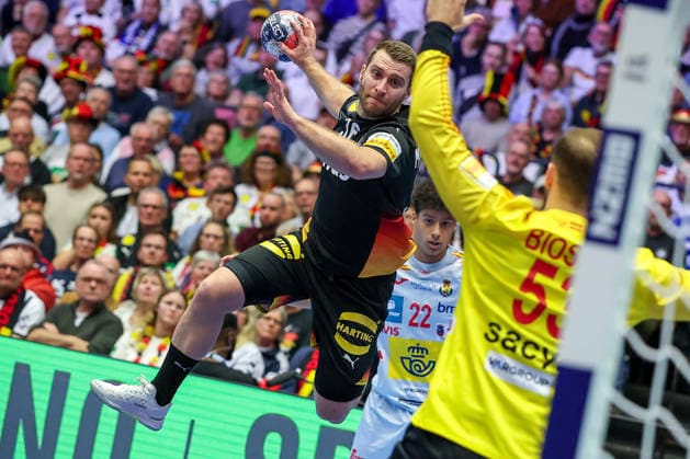 19 01 2026, Handball, Men s EHF EURO 2026, Germany Spain, Jyske Bank Boxen in Herning, Denmark, Preliminary Round Lukas Mertens Germany 36 throws on the goal of Ignacio Biosca Garcia Espania 53 Denmark