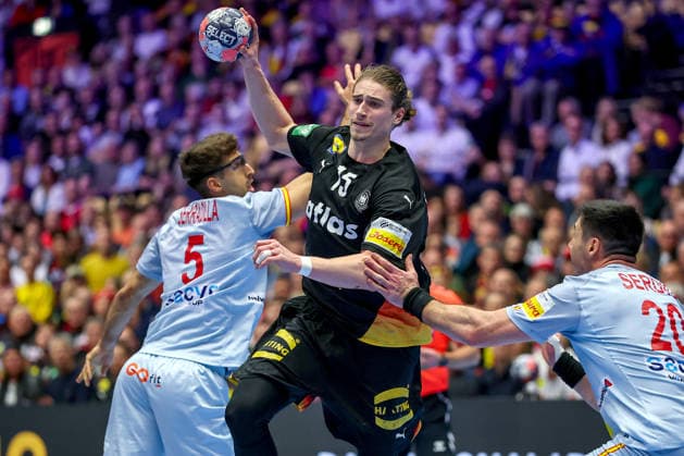 19 01 2026, Handball, Men s EHF EURO 2026, Germany Spain, Jyske Bank Boxing in Herning, Denmark, Preliminary Round Juri Knorr Germany 15 asserts himself against Antonio Serradilla Cuenca Espania 05 Abel Serdio Guntin Espania 20 Denmark