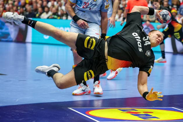 19 01 2026, Handball, Men s EHF EURO 2026, Germany Spain, Jyske Bank Boxen in Herning, Denmark, Preliminary Round Justus Fischer Germany 54 throws the ball at the goal Denmark