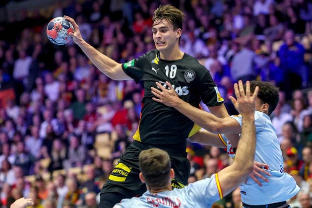 19 01 2026, Handball, Men s EHF EURO 2026, Germany Spain, Jyske Bank Boxing in Herning, Denmark, Preliminary Round Julian Köster Germany 18 asserts himself against Marcos Fis Ballester Espania 22 Denmark