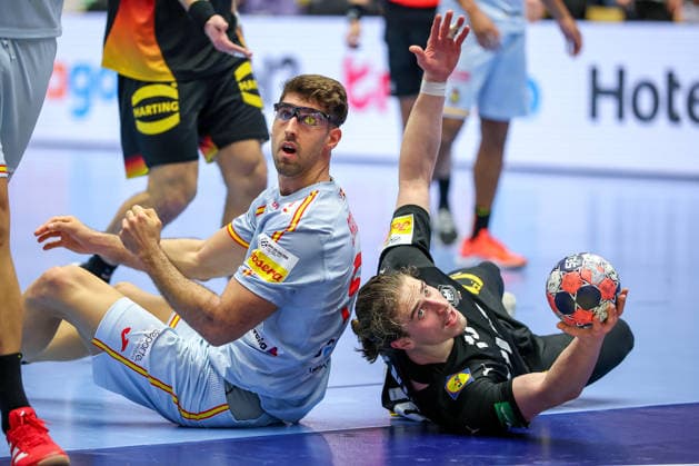 19 01 2026, Handball, Men s EHF EURO 2026, Germany Spain, Jyske Bank Boxen in Herning, Denmark, Preliminary Round Antonio Serradilla Cuenca Espania 05 next to Juri Knorr Germany 15 lying on the floor Denmark