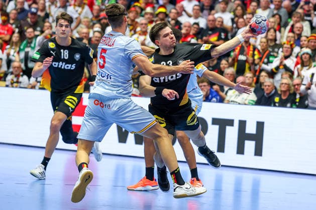 19 01 2026, Handball, Men s EHF EURO 2026, Germany Spain, Jyske Bank Boxen in Herning, Denmark, Preliminary Round Renars Uscins Germany 23 throws the ball past Antonio Serradilla Cuenca Espania 05 on goal Denmark