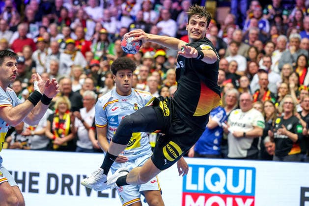 19 01 2026, Handball, Men s EHF EURO 2026, Germany Spain, Jyske Bank Boxen in Herning, Denmark, Preliminary Round Julian Köster Germany 18 asserts himself against Marcos Fis Ballester Espania 22 and throws the ball on goal Denmark