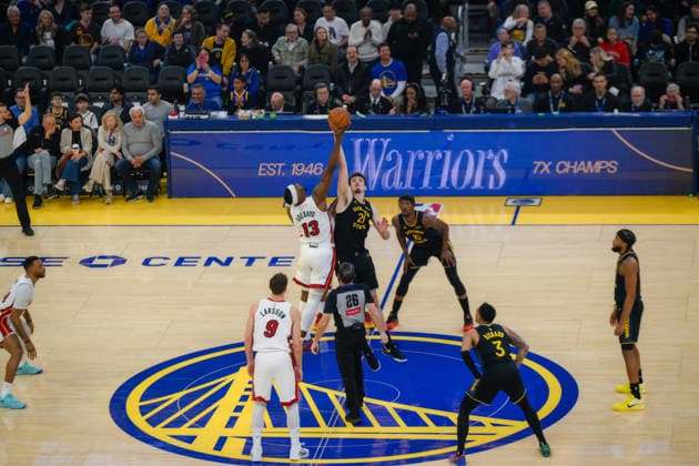 NBA, Basketball Herren, USA Miami Heat vs Golden State Warriors in San Francisco SAN FRANCISCO, CALIFORNIA - JANUARY 19: Referee throws the ball to start the NBA game 23 between Miami Heat and Golden State Warriors in San Francisco at Chase Center on January 19, 2026 in San Francisco, California, United States. Tayfun Coskun Anadolu California United States. Editorial use only. Please get in touch for any other usage.  Copyright: x2026xAnadoluxTayfunxCoskunx