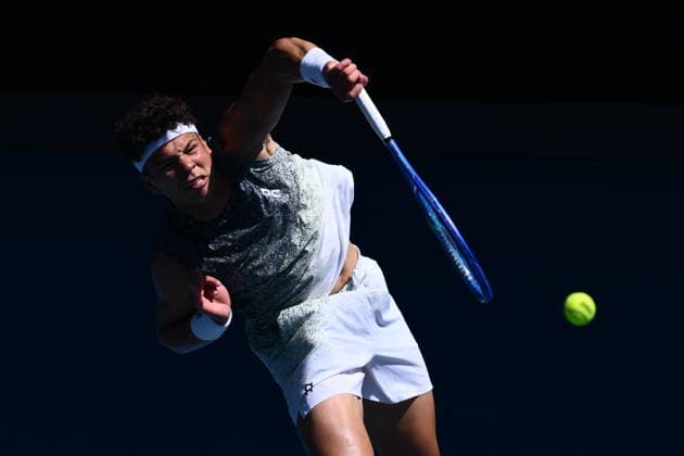 TENNIS AUSTRALIAN OPEN, Ben Shelton of USA serves during the Men™s 1st round match against Ugo Humbert of France on day 3 of the 2026 Australian Open tennis tournament at Melbourne Park in Melbourne, Tuesday, January 20, 2026. ( NO ARCHIVING MELBOURNE VICTORIA AUSTRALIA  Copyright: xJOELxCARRETTx 20260120145236897431