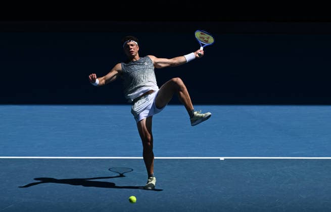 TENNIS AUSTRALIAN OPEN, Ben Shelton of USA in action during the Men™s 1st round match against Ugo Humbert of France on day 3 of the 2026 Australian Open tennis tournament at Melbourne Park in Melbourne, Tuesday, January 20, 2026. ( NO ARCHIVING MELBOURNE VICTORIA AUSTRALIA  Copyright: xJOELxCARRETTx 20260120191456594172