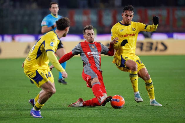 Italian Serie A soccer match US Cremonese vs Hellas Verona FC - 19 Jan 2026 Jari Vandeputte of US Cremonese under pressure from Giovane Santana do Nascimento, known Giovane of Hellas Verona during the Italian Serie A soccer match US Cremonese vs Hellas Verona FC at Giovanni Zini Stadium. Final score US Cremonese 0:0 Hellas Verona FC Cremona Italy Copyright: xEmanuelexPennacchiox xSOPAxImagesx EPen_cre_vr_6974