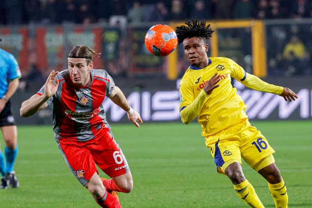 Italian Serie A soccer match US Cremonese vs Hellas Verona FC - 19 Jan 2026 Gift Orban of Hellas Verona under pressure from Federico Baschirotto of US Cremonese during the Italian Serie A soccer match US Cremonese vs Hellas Verona FC at Giovanni Zini Stadium. Final score US Cremonese 0:0 Hellas Verona FC Cremona Italy Copyright: xEmanuelexPennacchiox xSOPAxImagesx EPen_cre_vr_6299