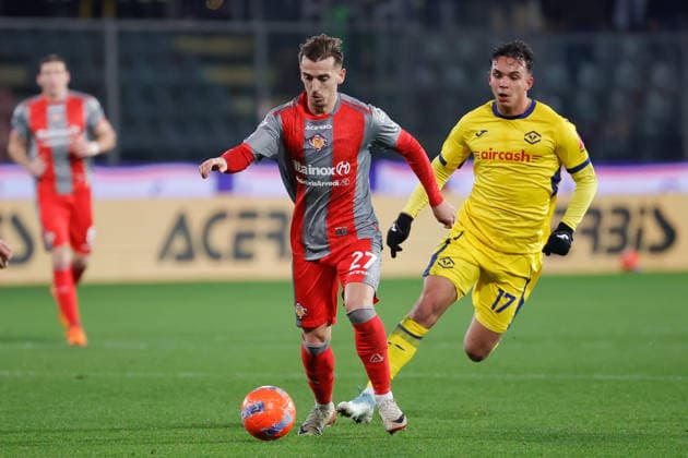 Italian Serie A soccer match US Cremonese vs Hellas Verona FC - 19 Jan 2026 Jari Vandeputte of US Cremonese under pressure from Giovane Santana do Nascimento, known Giovane of Hellas Verona during the Italian Serie A soccer match US Cremonese vs Hellas Verona FC at Giovanni Zini Stadium. Final score US Cremonese 0:0 Hellas Verona FC Cremona Italy Copyright: xEmanuelexPennacchiox xSOPAxImagesx EPen_cre_vr_6961