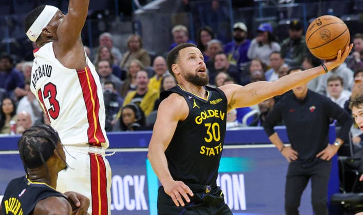 (260120) -- SAN FRANCISCO, Jan. 20, 2026 -- Golden State Warriors Stephen Curry (R) goes for a lay-up during the 2025-2026 NBA, Basketball Herren, USA regular season basketball game between Golden State Warriors and Miami Heat in San Francisco, the United States, Jan. 19, 2026. (Photo by Xinhua) (SP)U.S.-SAN FRANCISCO-BASKETBALL-NBA-WARRIORS VS HEAT ArthurxDong 