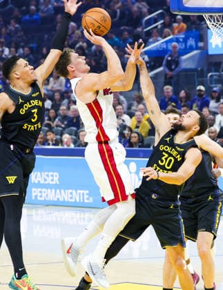 (260120) -- SAN FRANCISCO, Jan. 20, 2026 -- Golden State Warriors Stephen Curry (R) defends Miami Heat s Pelle Larsson (C) during the 2025-2026 NBA, Basketball Herren, USA regular season basketball game between Golden State Warriors and Miami Heat in San Francisco, the United States, Jan. 19, 2026. (Photo by Xinhua) (SP)U.S.-SAN FRANCISCO-BASKETBALL-NBA-WARRIORS VS HEAT ArthurxDong 