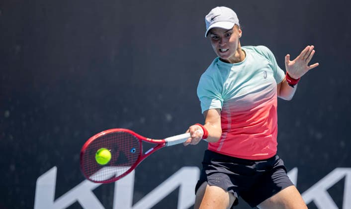 (260120) -- MELBOURNE, Jan. 20, 2026 -- Anhelina Kalinina of Ukraine hits a return during the women s singles 1st round match against Wang Xinyu of China at the Australian Open tennis tournament in Melbourne, Australia, Jan. 20, 2026. (Photo by Xinhua) (SP)AUSTRALIA-MELBOURNE-TENNIS-AUSTRALIAN OPEN-WOMEN S SINGLES-DAY 3 HuxJingchen 