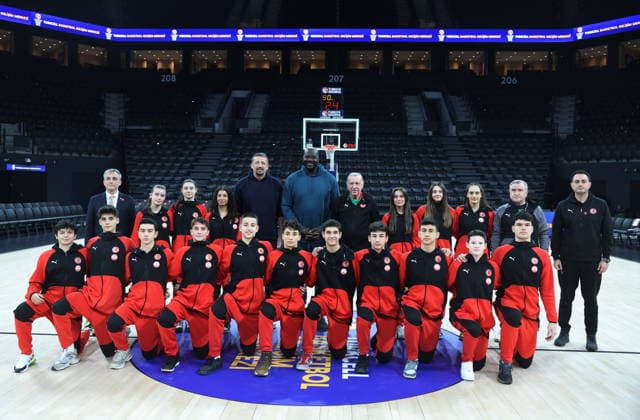 Turkish President Erdogan plays game with former NBA, Basketball Herren, USA player O Neal ISTANBUL, TURKIYE - JANUARY 18: (----EDITORIAL USE ONLY - MANDATORY CREDIT - TURKISH PRESIDENCY MUSTAFA KAMACI HANDOUT - NO MARKETING NO ADVERTISING CAMPAIGNS - DISTRIBUTED AS A SERVICE TO CLIENTS----) Turkish President Recep Tayyip Erdogan and former American National Basketball Association (NBA) player Shaquille O Neal pose for a photo as they play a game at the Basketball Development Center in Istanbul, Turkiye on January 18, 2026. Turkish Presidency Mustafa Kamaci Handout Anadolu Istanbul Turkey. Editorial use only. Please get in touch for any other usage.  Copyright: x2026xAnadoluxTurkishxPresidencyx xMustafaxKamacix xHandoutx