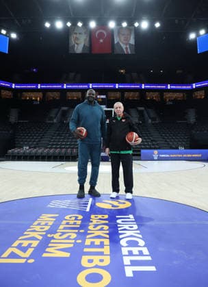 Turkish President Erdogan plays game with former NBA, Basketball Herren, USA player O Neal ISTANBUL, TURKIYE - JANUARY 18: (----EDITORIAL USE ONLY - MANDATORY CREDIT - TURKISH PRESIDENCY MUSTAFA KAMACI HANDOUT - NO MARKETING NO ADVERTISING CAMPAIGNS - DISTRIBUTED AS A SERVICE TO CLIENTS----) Turkish President Recep Tayyip Erdogan and former American National Basketball Association (NBA) player Shaquille O Neal play a game at the Basketball Development Center in Istanbul, Turkiye on January 18, 2026. Turkish Presidency Mustafa Kamaci Handout Anadolu Istanbul Turkey. Editorial use only. Please get in touch for any other usage.  Copyright: x2026xAnadoluxTurkishxPresidencyx xMustafaxKamacix xHandoutx