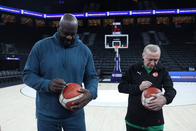 Turkish President Erdogan plays game with former NBA, Basketball Herren, USA player O Neal ISTANBUL, TURKIYE - JANUARY 18: (----EDITORIAL USE ONLY - MANDATORY CREDIT - TURKISH PRESIDENCY MUSTAFA KAMACI HANDOUT - NO MARKETING NO ADVERTISING CAMPAIGNS - DISTRIBUTED AS A SERVICE TO CLIENTS----) Turkish President Recep Tayyip Erdogan and former American National Basketball Association (NBA) player Shaquille O Neal play a game at the Basketball Development Center in Istanbul, Turkiye on January 18, 2026. Turkish Presidency Mustafa Kamaci Handout Anadolu Istanbul Turkey. Editorial use only. Please get in touch for any other usage.  Copyright: x2026xAnadoluxTurkishxPresidencyx xMustafaxKamacix xHandoutx
