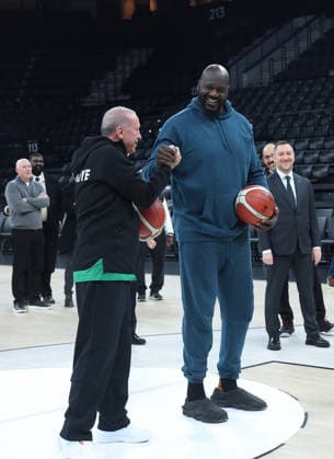 Turkish President Erdogan plays game with former NBA, Basketball Herren, USA player O Neal ISTANBUL, TURKIYE - JANUARY 18: (----EDITORIAL USE ONLY - MANDATORY CREDIT - TURKISH PRESIDENCY MUSTAFA KAMACI HANDOUT - NO MARKETING NO ADVERTISING CAMPAIGNS - DISTRIBUTED AS A SERVICE TO CLIENTS----) Turkish President Recep Tayyip Erdogan and former American National Basketball Association (NBA) player Shaquille O Neal play a game at the Basketball Development Center in Istanbul, Turkiye on January 18, 2026. Turkish Presidency Mustafa Kamaci Handout Anadolu Istanbul Turkey. Editorial use only. Please get in touch for any other usage.  Copyright: x2026xAnadoluxTurkishxPresidencyx xMustafaxKamacix xHandoutx