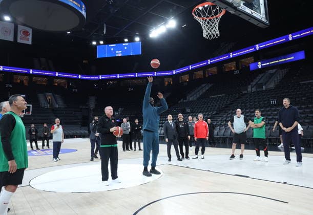 Turkish President Erdogan plays game with former NBA, Basketball Herren, USA player O Neal ISTANBUL, TURKIYE - JANUARY 18: (----EDITORIAL USE ONLY - MANDATORY CREDIT - TURKISH PRESIDENCY MUSTAFA KAMACI HANDOUT - NO MARKETING NO ADVERTISING CAMPAIGNS - DISTRIBUTED AS A SERVICE TO CLIENTS----) Turkish President Recep Tayyip Erdogan and former American National Basketball Association (NBA) player Shaquille O Neal play a game at the Basketball Development Center in Istanbul, Turkiye on January 18, 2026. Turkish Presidency Mustafa Kamaci Handout Anadolu Istanbul Turkey. Editorial use only. Please get in touch for any other usage.  Copyright: x2026xAnadoluxTurkishxPresidencyx xMustafaxKamacix xHandoutx