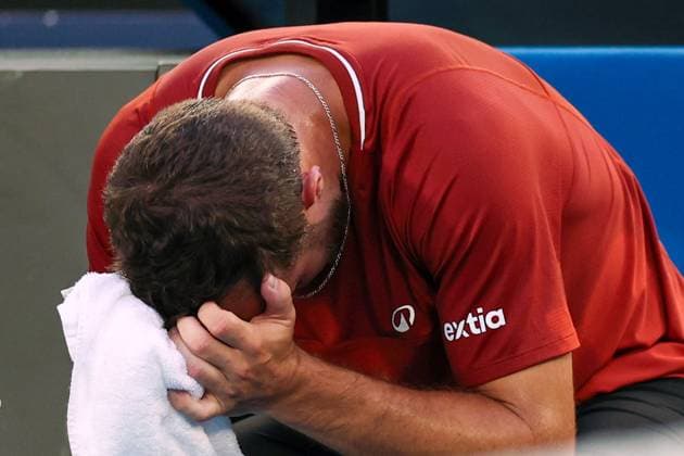 Hugo Gaston retires in his first round match against Jannik Sinner Australian Open tennis tournament, Day Three, Melbourne Park, Australia - 20 Jan 2026Melbourne Melbourne Park Victoria (VIC) Australia  Copyright: xEllaxLing Shutterstockx 16303003gn