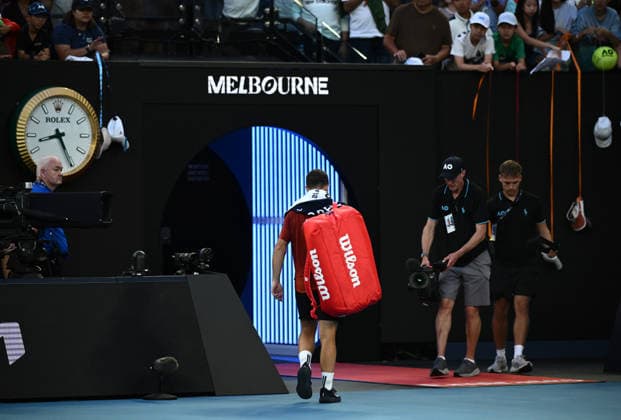 TENNIS AUSTRALIAN OPEN, Hugo Gaston of France retires from the Men™s 1st round match against Jannik Sinner of Italy on day 3 of the 2026 Australian Open tennis tournament at Melbourne Park in Melbourne, Tuesday, January 20, 2026. ( NO ARCHIVING MELBOURNE VICTORIA AUSTRALIA  Copyright: xJOELxCARRETTx 20260120134606260029