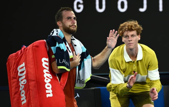 TENNIS AUSTRALIAN OPEN, Hugo Gaston of France retires from the Men™s 1st round match against Jannik Sinner of Italy on day 3 of the 2026 Australian Open tennis tournament at Melbourne Park in Melbourne, Tuesday, January 20, 2026. ( NO ARCHIVING MELBOURNE VICTORIA AUSTRALIA  Copyright: xJOELxCARRETTx 20260120188433200517