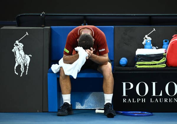 TENNIS AUSTRALIAN OPEN, Hugo Gaston of France retires from the Men™s 1st round match against Jannik Sinner of Italy on day 3 of the 2026 Australian Open tennis tournament at Melbourne Park in Melbourne, Tuesday, January 20, 2026. ( NO ARCHIVING MELBOURNE VICTORIA AUSTRALIA  Copyright: xJOELxCARRETTx 20260120161350747638