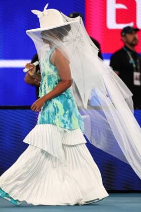 Naomi Osaka walks onto court ahead of her first round match Australian Open tennis tournament, Day Three, Melbourne Park, Australia - 20 Jan 2026Melbourne Melbourne Park Victoria (VIC) Australia  Copyright: xEllaxLing Shutterstockx 16303003hk