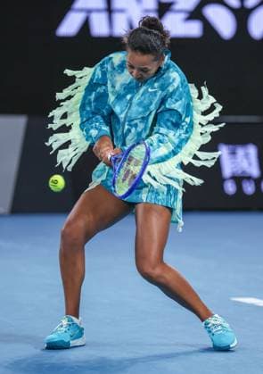 Naomi Osaka warms-up ahead of her first round match Australian Open tennis tournament, Day Three, Melbourne Park, Australia - 20 Jan 2026Melbourne Melbourne Park Victoria (VIC) Australia  Copyright: xEllaxLing Shutterstockx 16303003jc