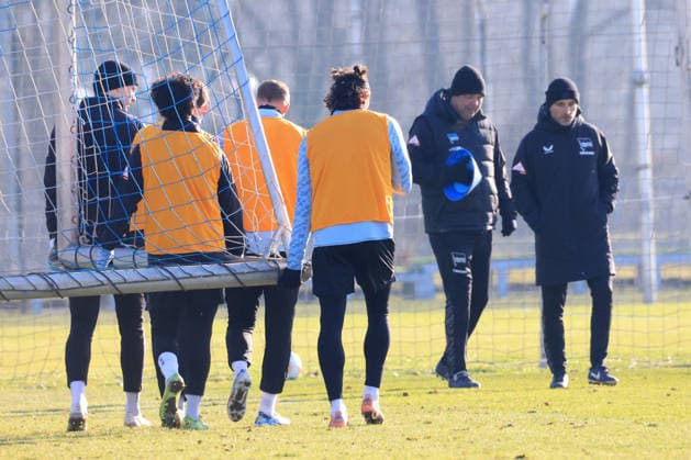 DEU, DFL, 2 FBL Hertha BSC, Training, 20 01 2026, Sportforum, Berlin, DEU, DFL, 2 FBL Hertha BSC, Training, in the picture head coach Stefan Leitl Hertha BSC Berlin , goalkeeper coach Andreas Menger Hertha BSC Berlin , Fabian Reese Hertha BSC Berlin 11 DFL regulations prohibit any use of Photographs as image sequences and or quasi video nordphotoxGmbHx xEngler nph00076