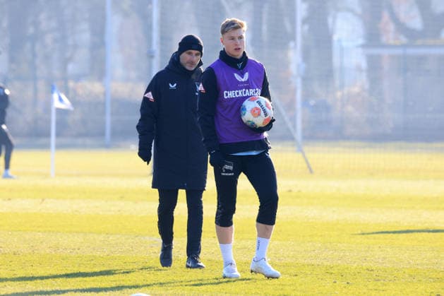 DEU, DFL, 2 FBL Hertha BSC, Training, 20 01 2026, Sportforum, Berlin, DEU, DFL, 2 FBL Hertha BSC, Training, im Bild Julian Eitschberger Hertha BSC Berlin 2 , Cheftrainer Stefan Leitl Hertha BSC Berlin DFL regulations prohibit any use of Photographs as image sequences and or quasi video nordphotoxGmbHx xEngler nph00076