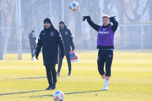 DEU, DFL, 2 FBL Hertha BSC, Training, 20 01 2026, Sportforum, Berlin, DEU, DFL, 2 FBL Hertha BSC, Training, im Bild Julian Eitschberger Hertha BSC Berlin 2 , Cheftrainer Stefan Leitl Hertha BSC Berlin DFL regulations prohibit any use of Photographs as image sequences and or quasi video nordphotoxGmbHx xEngler nph00076