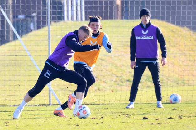 DEU, DFL, 2 FBL Hertha BSC, Training, 20 01 2026, Sportforum, Berlin, DEU, DFL, 2 FBL Hertha BSC, Training, im Bild Marten Winkler Hertha BSC Berlin 22 Fabian Reese Hertha BSC Berlin 11 DFL regulations prohibit any use of Photographs as image sequences and or quasi video nordphotoxGmbHx xEngler nph00076