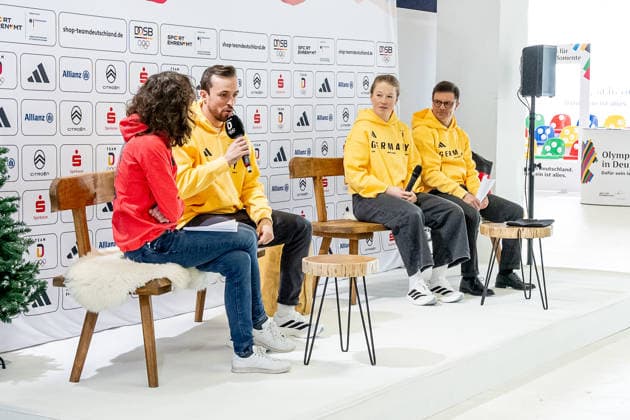 Eva Werthmann (Leiterin DOSB-Verbandskommunikation und Pressesprecherin), Fabio Wagner (DOSB-Olympiakader Deutscher Eishockey Bund DHB, EHC Red Bull Muenchen), Jana Fischer (DOSB-Olympiakader Snowboard-Verband Deutschland SVD, Snowboard Cross, SC Loeffingen) und Olaf Tabor (DOSB-Vorstand Leistungssport und Chef de Mission Team Deutschland Mailand Cortina 2026) auf dem Podium GER, Offizielle DOSB Olympia Nominierung Team Deutschland, Olympische Winterspiele Mailand Cortina 2026, Pressekonferenz, 20.01.2026. GER, Offizielle DOSB Olympia Nominierung Team Deutschland, Olympische Winterspiele Mailand Cortina 2026, Pressekonferenz, 20.01.2026. Muenchen *** Eva Werthmann Head of DOSB Association Communications and Press Officer , Fabio Wagner DOSB Olympic Squad German Ice Hockey Federation DHB, EHC Red Bull Muenchen , Jana Fischer DOSB Olympic Squad Snowboard Association Germany SVD, Snowboard Cross, SC Loeffingen and Olaf Tabor DOSB Director of Competitive Sports and Chef de Mission Team Germany Milan Cortina 2026 on the podium GER, Official DOSB Olympic nomination Team Germany, Olympic Winter Games Milan Cortina 2026, Press conference, 20 01 2026 GER, Official DOSB Olympic nomination Team Germany, Olympic Winter Games Milan Cortina 2026, Press conference, 20 01 2026 Munich Copyright: xEibner-Pressefoto FranzxFeinerx EP_HFR