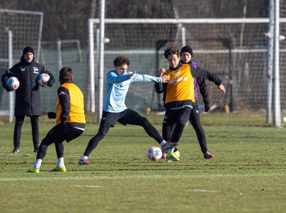 Football, Men, Season 2025 26, 2 Bundesliga, Hertha BSC, Training, f l Coach Stefan Leitl Hertha BSC , Michal Karbownik Hertha BSC , Selim Telib Hertha BSC , Linus Gechter Hertha BSC , Jon Dagur Thorsteinsson Hertha BSC , 20 01 2026, Copyright: xSebastianxRäppold MatthiasxKochx