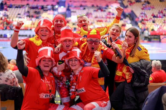 20 01 2026, Handball, Men s EHF EURO 2026, North Macedonia Romania, Jyske Bank Boxen in Herning, Denmark, Preliminary Round Good mood among the Danish fans and the fans from North Macedonia The handball fans cheer on their team Denmark