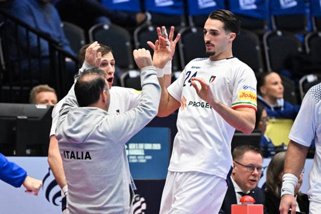 KRISTIANSTAD, SWEDEN 20260120 Italy s Mikael Helmersson celebrates after scoring with the head coach Bob Hanning and Simone Mengon during the 2026 EHF European Men s Handball Championship the EHF Euro 2026 match between Poland and Italy at Kristianstad Arena, in Kristianstad, Sweden, on January 20, 2026 KRISTIANSTAD SWEDEN x50090x  Copyright: xJohanxNilsson TTx EHF EURO 2026 POLAND-ITALY