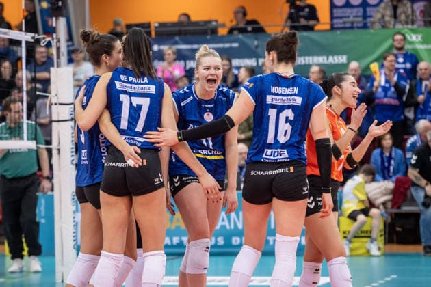 Pauline Martin Allianz MTV Stuttgart, 11 , center cheering with team GER, Allianz MTV Stuttgart Skurios Volleys Borken, Volleyball Bundesliga, VBL, season 2025 2026, 20 01 2026 GER, Allianz MTV Stuttgart Skurios Volleys Borken, Volleyball Bundesliga, VBL, season 2025 2026, 20 01 2026 Stuttgart Copyright: xSandyxDinkelackerx EP_SDR