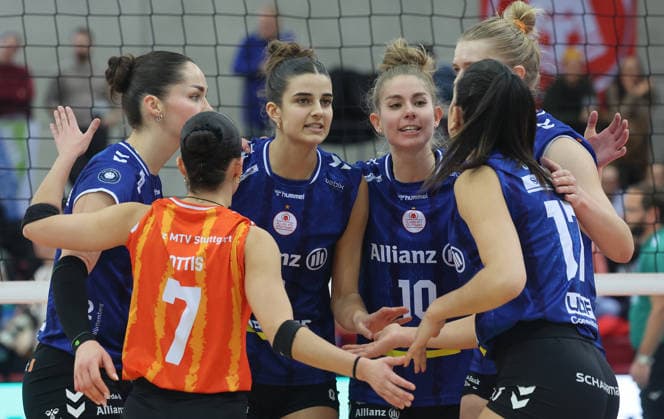 Stuttgart , Bundesliga Volleyball Allianz MTV Stuttgart vs Skurios Volleys Borken , Cheers Stuttgart , from left Anna Koulberg Pia Kästner Stuttgart