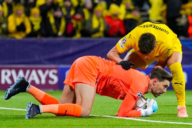 Football, Champions League 2025 2026 Bodo Glimt Manchester City Bodo 20260120 Bodo Glimt goalkeeper Nikita Haikin and Jostein Gundersen in the Champions League football match between Bodo Glimt and Manchester City at Aspmyra Stadium Photo Fredrik Varfjell NTB Bodo Norway EDITORIAL USE ONLY RESTRICTED USE FOR BETTING COMPANIES  Copyright: xFredrikxVarfjellx xNTBx