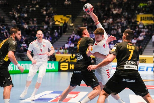 Men s European Handball Championship, Montenegro Switzerland Baerum 20260120 Switzerland s Manuel Zehnder in a duel against Montenegro s Milorad Bakic and Stefan Cavor during the European Championship men s handball match between Montenegro and Switzerland in Unity Arena in Fornebu Photo Erik Flaaris Johansen NTB Baerum Norway EDITORIAL USE ONLY RESTRICTED USE FOR BETTING COMPANIES  Copyright: xErikxFlaarisxJohansenx xNTBx
