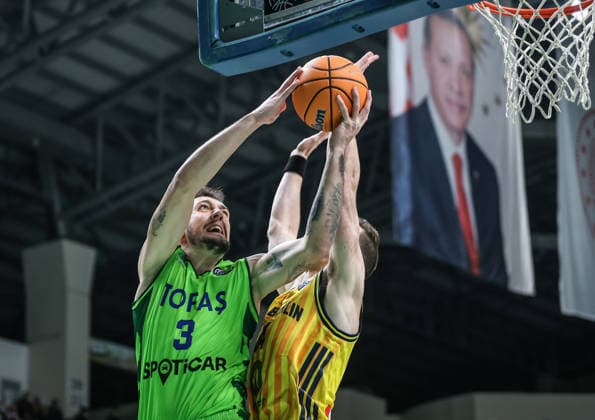 Tofas v Alba Berlin - Basketball Champions League BURSA, TURKIYE - JANUARY 20: Tofas’ Yigitcan Saybir (3) competes against Alba Berlin’s Bean (R) during the Basketball Champions League Round of 16 Group J match between Tofas and Alba Berlin at Tofas Sports Hall in Bursa, Turkiye, on January 20, 2026. Fatih Capkin Anadolu Bursa Turkey. Editorial use only. Please get in touch for any other usage.  Copyright: x2026xAnadoluxFatihxCapkinx