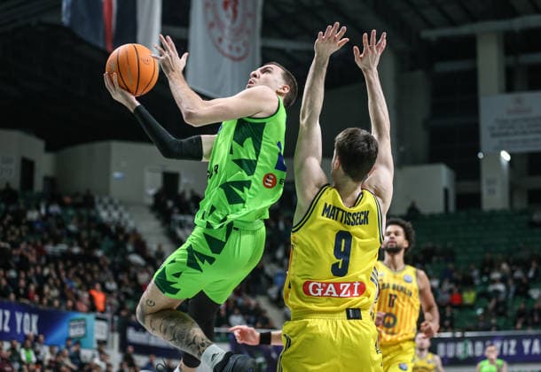 Tofas v Alba Berlin - Basketball Champions League BURSA, TURKIYE - JANUARY 20: Tofas’ Besson (L) competes against Alba Berlin’s Mattisseck (9) during the Basketball Champions League Round of 16 Group J match between Tofas and Alba Berlin at Tofas Sports Hall in Bursa, Turkiye, on January 20, 2026. Fatih Capkin Anadolu Bursa Turkey. Editorial use only. Please get in touch for any other usage.  Copyright: x2026xAnadoluxFatihxCapkinx