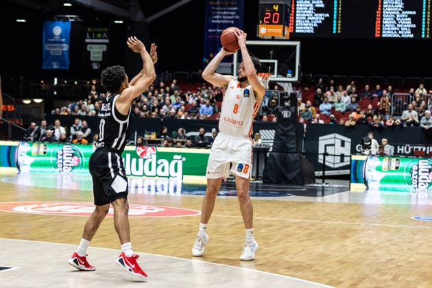 GER, BKT EuroCup, season 2025 2026, Niners Chemnitz Cosea JL Bourg en Bresse 20 01 2026, Messe, Chemnitz, GER, BKT EuroCup, season 2025 2026, Niners Chemnitz Cosea JL Bourg en Bresse Jordan Schakel Niners Chemnitz, 8 , Darius Mcghee Cosea JL Bourg en Bresse 0 Photo Alexander Trienitz Chemnitz Messe Sachsen Germany