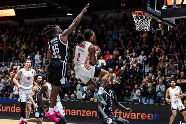 GER, BKT EuroCup, season 2025 2026, Niners Chemnitz Cosea JL Bourg en Bresse 20 01 2026, Messe, Chemnitz, GER, BKT EuroCup, season 2025 2026, Niners Chemnitz Cosea JL Bourg en Bresse Nike Sibande Niners Chemnitz, 2 , Adam Mokoka Cosea JL Bourg en Bresse 95 Foto Alexander Trienitz Chemnitz Messe Sachsen Germany