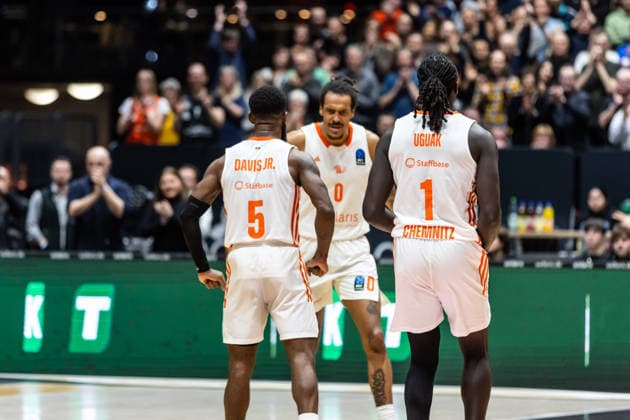 GER, BKT EuroCup, Season 2025 2026, Niners Chemnitz Cosea JL Bourg en Bresse 20 01 2026, Fair, Chemnitz, GER, BKT EuroCup, Season 2025 2026, Niners Chemnitz Cosea JL Bourg en Bresse Corey Davis Jr Niners Chemnitz, 5 cheers with Kevin Yebo Niners Chemnitz, 0 and Aher Uguak Niners Chemnitz, 1 Photo Alexander Trienitz Chemnitz Fair Saxony Germany