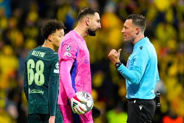 Football, Champions League 2025 2026 Bodo Glimt Manchester City Bodo 20260120 Manchester City goalkeeper Gianluigi Donnarumma and referee Sven Jablonski in the Champions League football match between Bodo Glimt and Manchester City at Aspmyra Stadium Photo Fredrik Varfjell NTB Bodo Norway EDITORIAL USE ONLY RESTRICTED USE FOR BETTING COMPANIES  Copyright: xFredrikxVarfjellx xNTBx