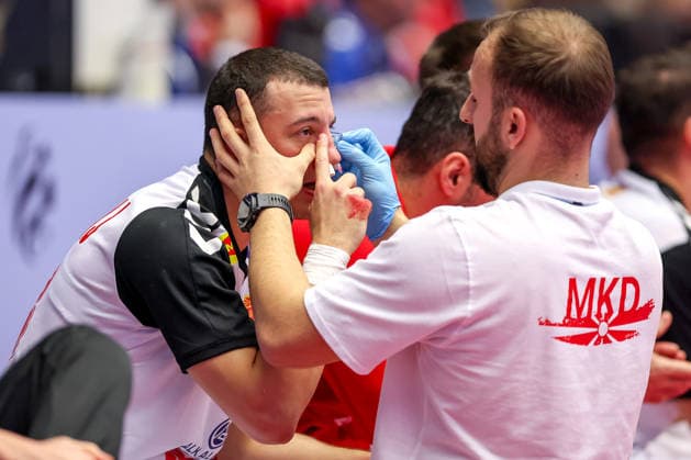 20 01 2026, Handball, Men s EHF EURO 2026, North Macedonia Romania, Jyske Bank Boxing in Herning, Denmark, Preliminary Round Pavle Atanasijevikj North Macedonia 88 sits on the court bleeding and in pain and needs medical attention Denmark